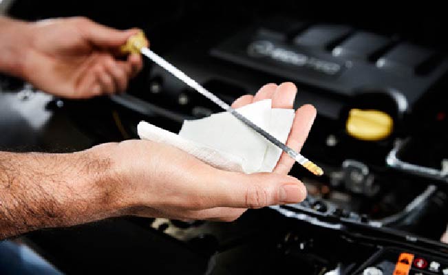 How to check your car’s oil level?